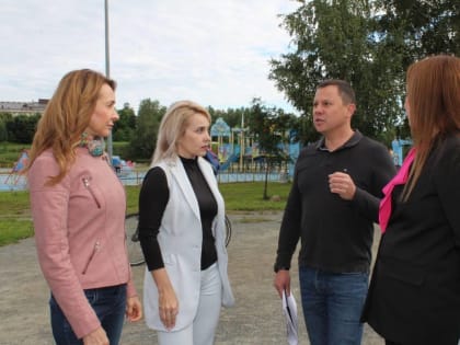 Депутат фракции «Единая Россия», Председатель Петрозаводского городского Совета Надежда Дрейзис совместно с временно исполняющей обязанности Главы Петрозаводска Инной Колыхматовой 