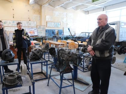 Выпускники познакомились с колледжем