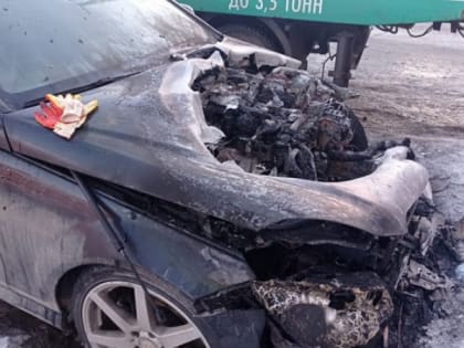 «Мерседес» сгорел у одного из корпусов ПетрГУ