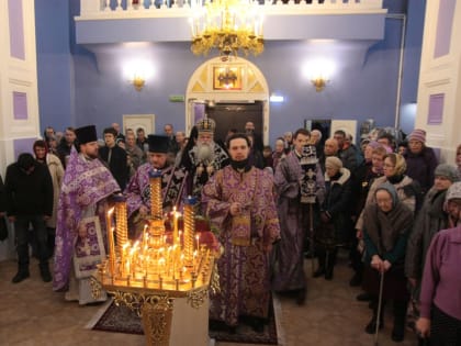 Архиерейское богослужение в Крестопоклонную неделю