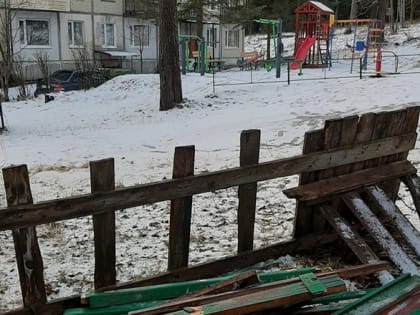 В Карелии неизвестные разгромили песочницу для детей