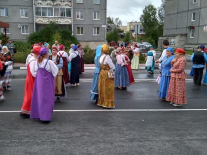 Танцоры старше 50 лет сплясали кадриль на улице в Медвежьегорске