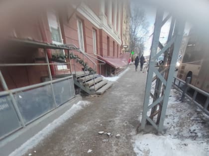 Элементы фасада дома обвалились на тротуар проспекта Ленина в Петрозаводске