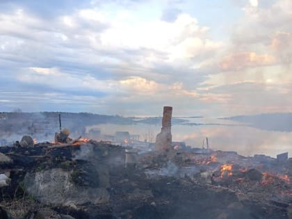 Парфенчиков обвинил в пожаре, уничтожившем полсела в Карелии, его жителей