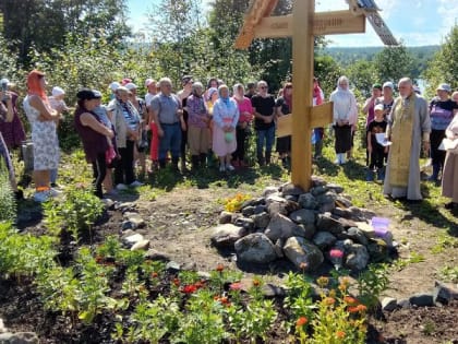 К месту старых захоронений паломники добирались на катере