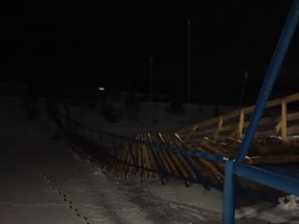 Недавно построенный пешеходный мост обрушился в карельской деревне