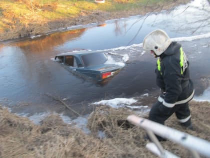 Легковой автомобиль вытащили из реки в Карелии