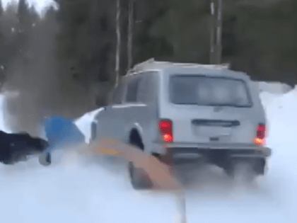 Экстремал попал под колеса машины, катаясь на «ватрушке» в Карелии