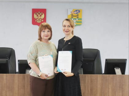 Организаторы конкурса «Слингомама России 2023» поблагодарили за помощь Председателя Петросовета Надежду Дрейзис и депутата Екатерину Реутову