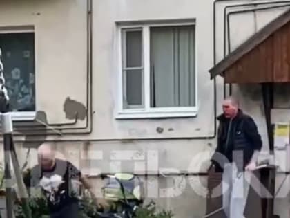 Окровавленный мужчина с ножом распугал жителей Лахденпохья в одном из дворов