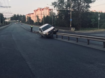 ФОТО и ВИДЕО: Ночью в Петрозаводске такси наехало на барьерное ограждение