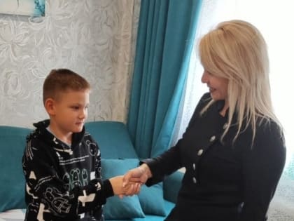 Врио главы Петрозаводска подарила детям участников СВО школьные принадлежности