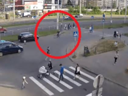 ВИДЕО: Велосипедист прокатился по "встречке" в Петрозаводске