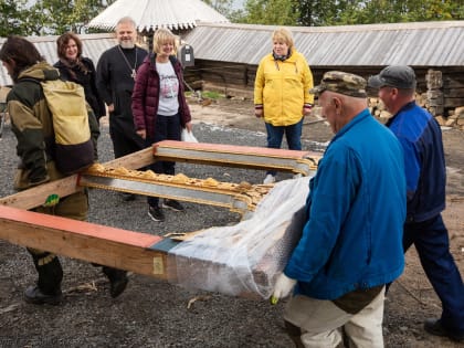 Золоченый иконостас вернулся в Преображенскую церковь острова Кижи