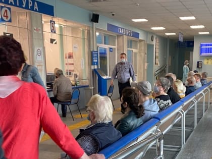 Путин раскритиковал очереди в поликлиниках