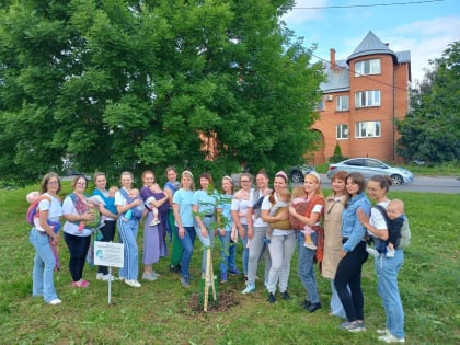 Депутат Петросовета Екатерина Реутова приняла участие в высадке новых деревьев в Бородинском сквере