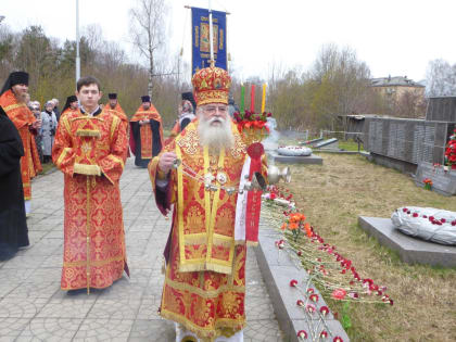 В день Радоницы митрополит Константин совершил панихиду, и состоялся крестный ход с поминовением усопших