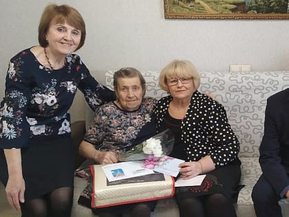 Депутаты Петросовета поздравили петрозаводчанок с 8 марта