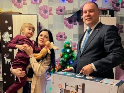 Депутат Заксобрания Карелии исполнил новогоднюю мечту девочки из Сегежи