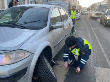 Девушка-автомобилистка потеряла колесо во время движения