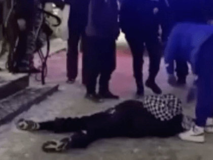 В Новосибирске погиб прохожий, на которого с высоты упала девушка