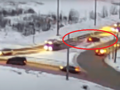 Легковушка вылетела с кольца на заснеженную разделительную полосу