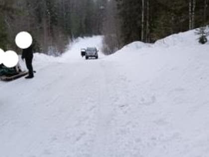 Мужчина на тюбинге вылетел под машину во время новогоднего отдыха