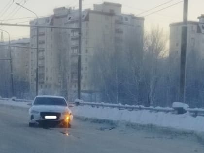 Легковушку в Петрозаводске занесло и впечатало в отбойник