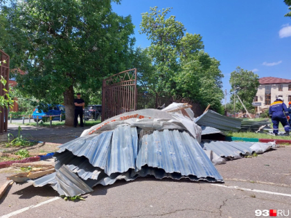 Ветер снес крышу школы перед началом «Последнего звонка»: пострадали дети