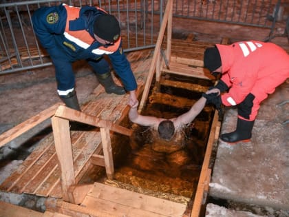 Сотни жителей Петрозаводска, включая главу Карелии, приняли участие в крещенских купаниях