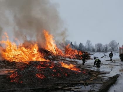 Возгорание в карельской деревне тушили семь пожарных