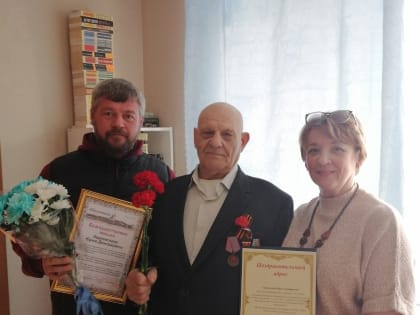 Депутаты Петросовета поздравили активного жителя Соломенного Юрия Авдиевского с 85-летием