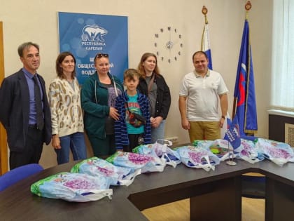 С новыми школьными наборами - к новым знаниям!