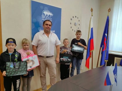 Депутаты Павел Петров и Александр Ханцевич помогли собрать в школу шестерых ребят из Петрозаводска
