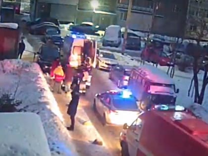 Автомобиль сбил пешехода во дворе на Древлянке