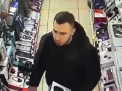 Попавшего на видео молодого мужчину ищет полиция Петрозаводска