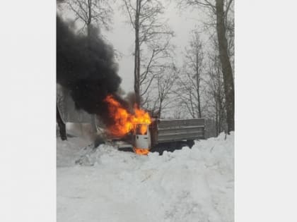 Грузовик сгорел сегодня днем в Карелии