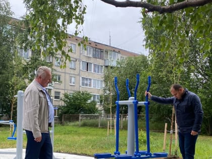 Депутат Александр Болдырев помог установить тренажеры во дворе дома на Кукковке