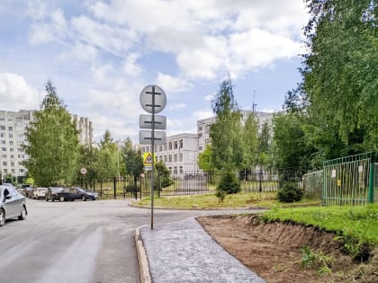 На Перевалке обустроили тротуар к школе №48 и детскому саду «Лесовичок»