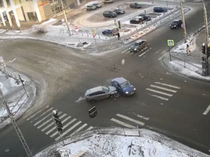 В центре Петрозаводска две иномарки столкнулись на перекрестке с измененной схемой движения