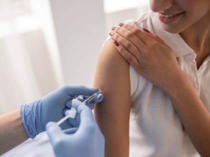 Прививать от коронавируса хотят только уязвимых россиян