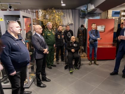 Секретарь Карельского регионального отделения партии «Единая Россия» Элиссан Шандалович посетил выставку в Петрозаводске, посвященную спецоперации