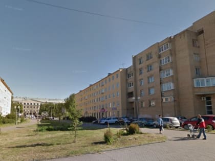 Сугроб опасно свисает с крыши дома в центре Петрозаводска