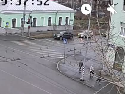 Столкновение легковушки и скорой помощи в Петрозаводске