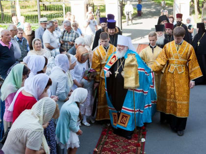 Десятки жителей Карелии приходят сегодня на Неглинское кладбище в Петрозаводске, чтобы почтить память митрополита Мануила