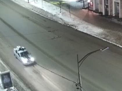 Двое неизвестных прокатились на крыше и капоте автомобиля в центре Петрозаводска