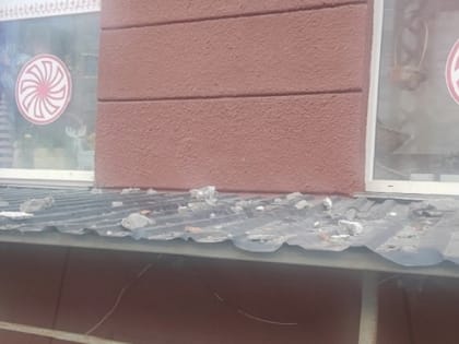 Элементы фасада дома обвалились на тротуар на проспекте Ленина