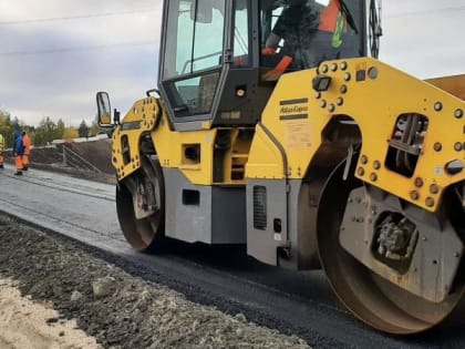На подходах к мостам в Сегежском районе строители укладывают асфальт