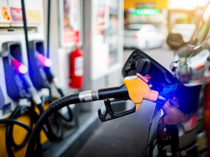 Бензин в России вновь подешевел