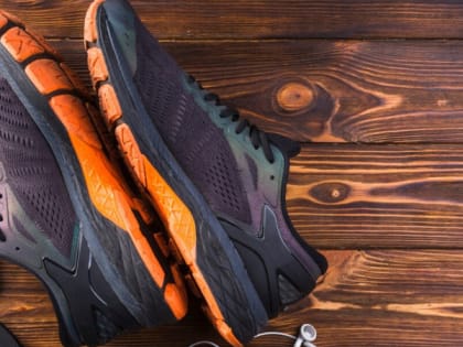 Посетитель переобулся в новые кроссовки в магазине и скрылся